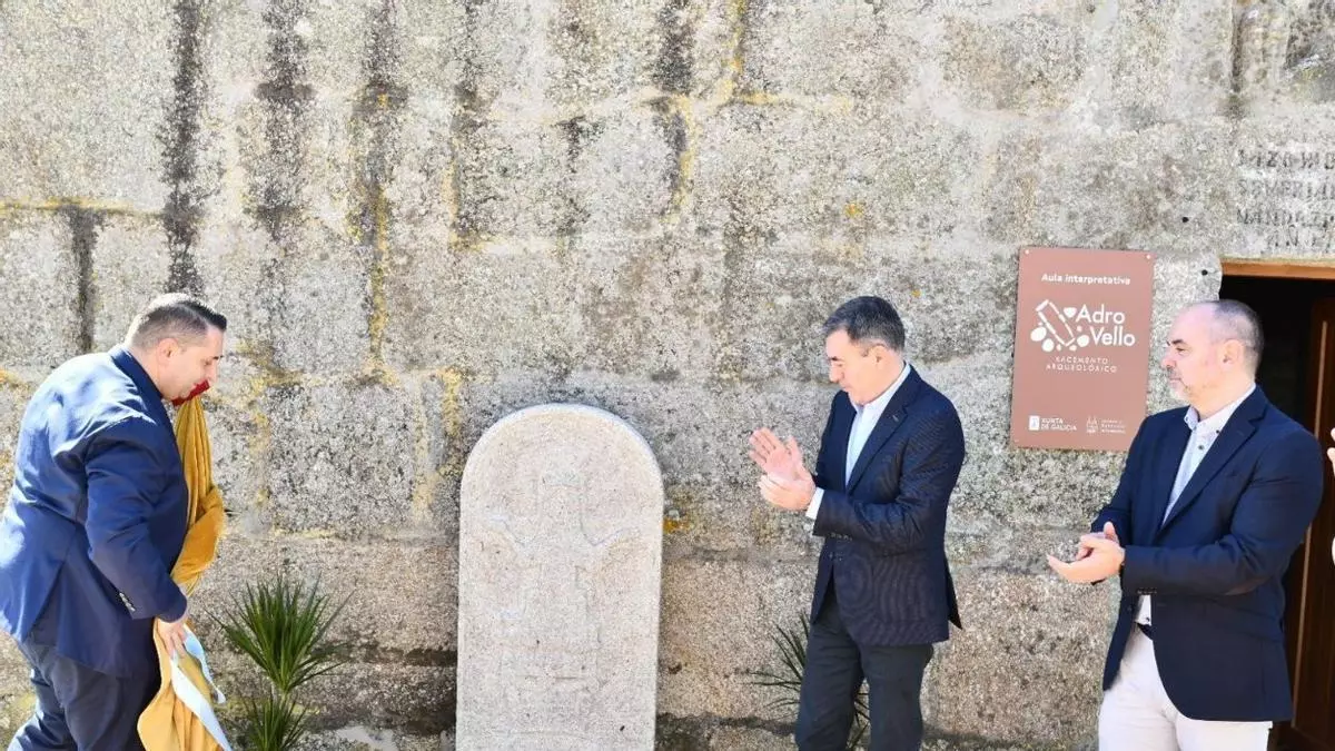 San Vicente de O Grove se enriquece con un relieve de Liberata, la santa crucificada