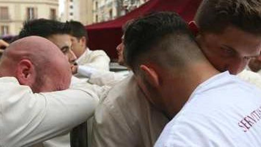 Hombres de trono de la Virgen de la Merced lloran por la lluvia.