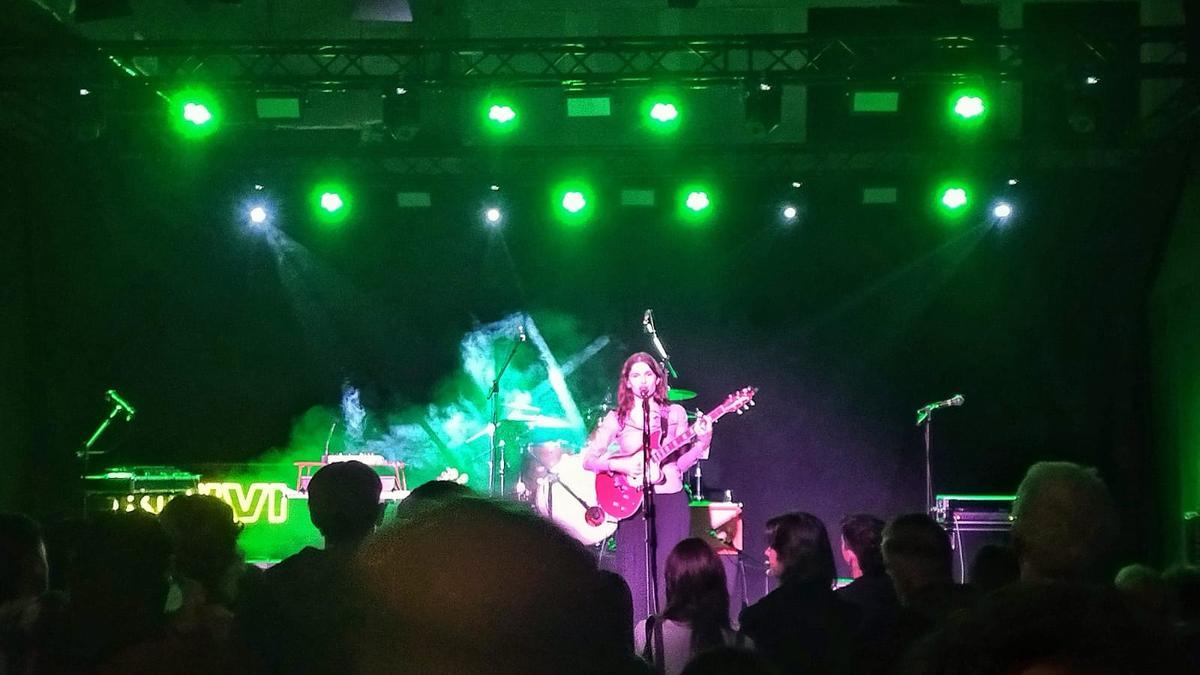 Elena del Frade, en solitario en el escenario, al inicio de su concierto, este viernes en Kuivi Almacenes.