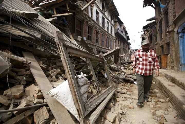 Un hombre camina junto a las casas derribadas el día después del terremoto en Bhaktapur