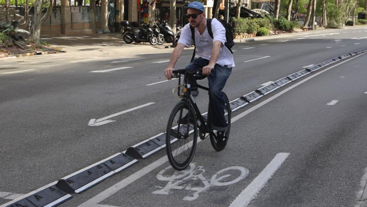 Un ciclista en un carril bici. | RICARD CUGAT