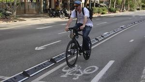 Un ciclista en un carril bici. | RICARD CUGAT