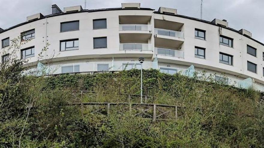 Vista de una de las fachadas del edificio de O Fiunchedo que se prevé demoler por tener licencia anulada. | LA OPINIÓN