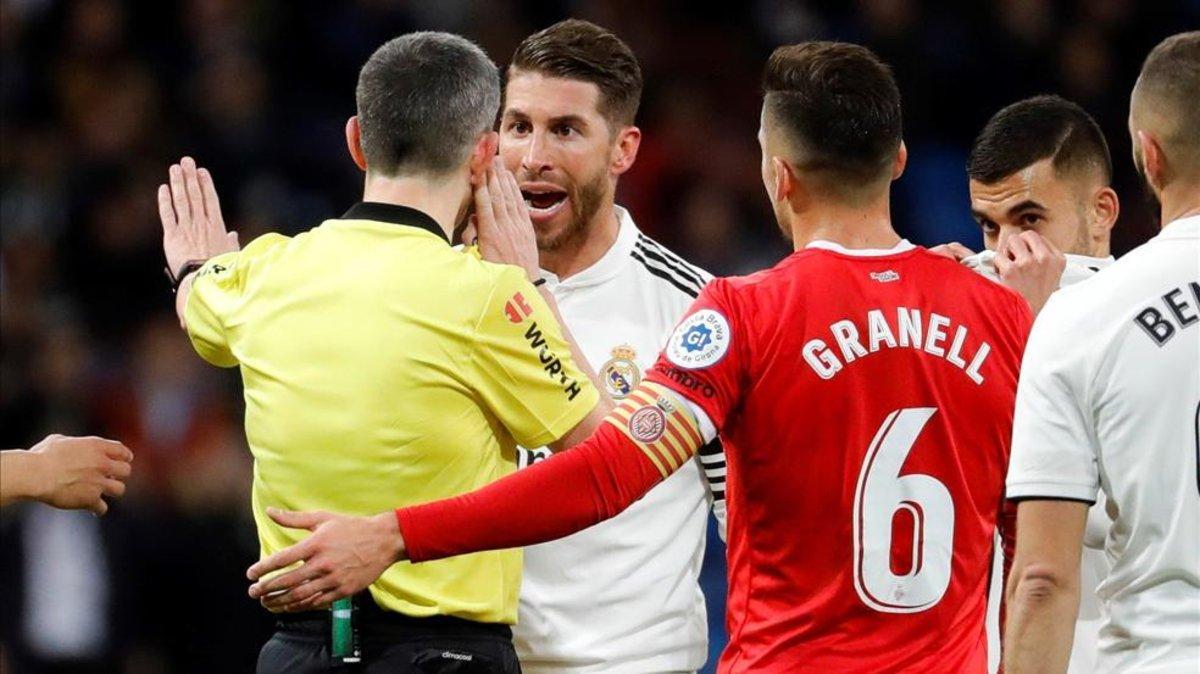 Sergio Ramos protestando a Undiano Mallenco en el partido ante el Girona