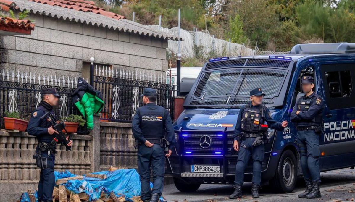 Despliegue policial en
Pontecesures. | Iñaki Abella