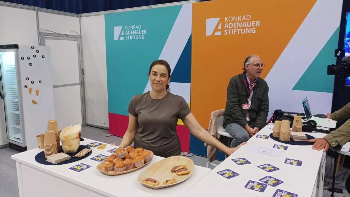 María Casas, de la Konrad Adenauer Stiftung, ofrece bollería de la panadería Baixauli, de Picanya