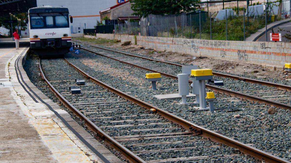 Estación de tren de Alcoy, donde se aprecia el mal estado de las vías, en contraste con el moderno sistema de seguridad recién instalado.