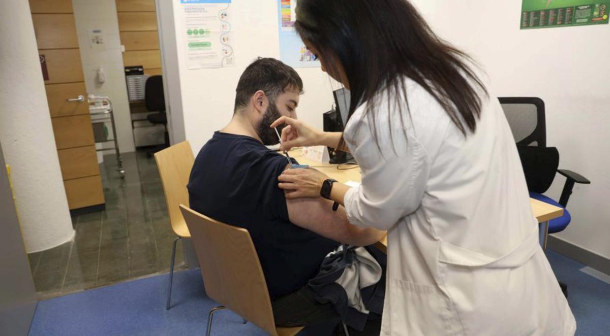 Personal del ensayo clínico, ayer, en el Hospital. |  Noé Parga