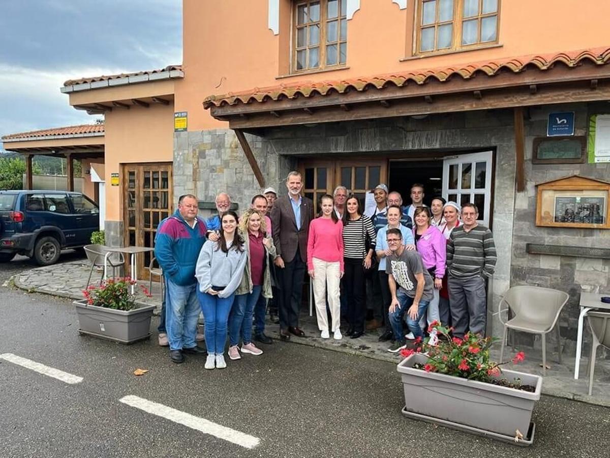 La Familia Real, con los vecinos y empleados de Casa Fernando (Ballota, Cudillero).. PREMIOS PRINCESA DE ASTURIAS. VISITA PUEBLO EJEMPLAR. CADAVEDO