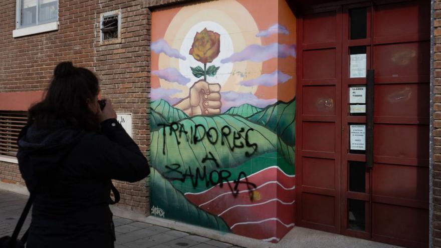 &quot;Traidores a Zamora&quot;, pintada en la sede del PSOE
