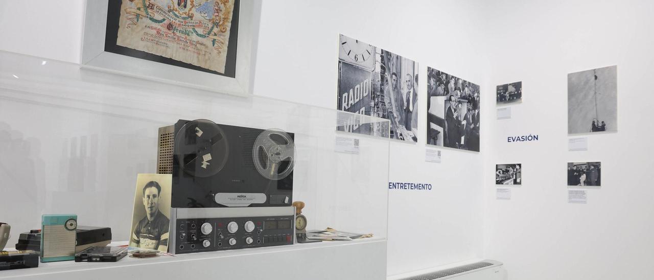 Exposición na Casa Galega da Cultura con motivo dos 90 años de Radio Vigo.