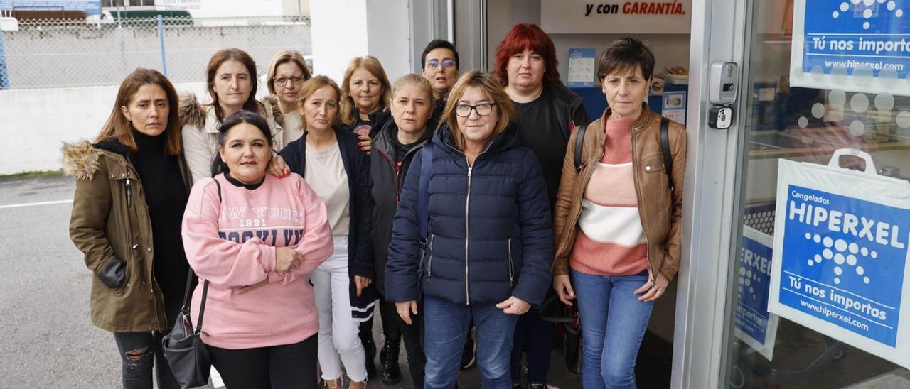 Las dependientas de las tiendas que Hiperxel posee en Vigo, ayer ante uno de los locales.