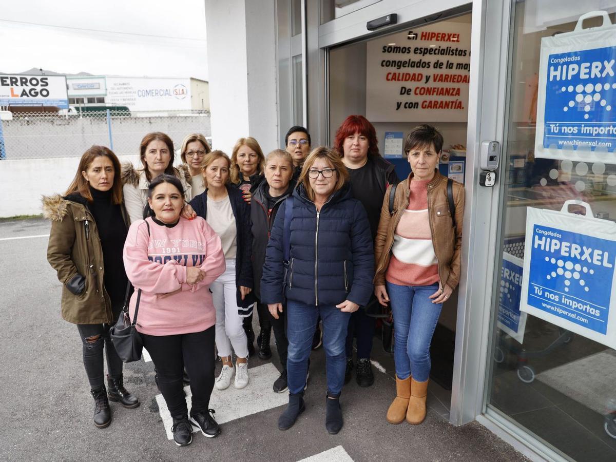 Las dependientas de las tiendas que Hiperxel posee en Vigo, ayer ante uno de los locales.