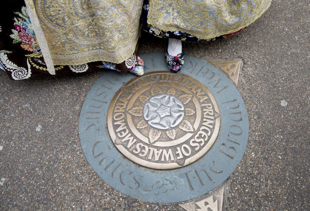 Las puntitas de los zapatos, en un memorial a Diana de Gales.