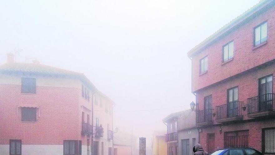 Una vecina pasea por la plaza de La Merced en la que se mantienen el cerramiento y parte del crucero.