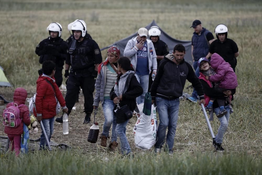 La policía griega comenzó esta mañana a desalojar el campamento improvisado de Idomeni, en la frontera con Macedonia, donde se encuentran más de 8.400 refugiados.