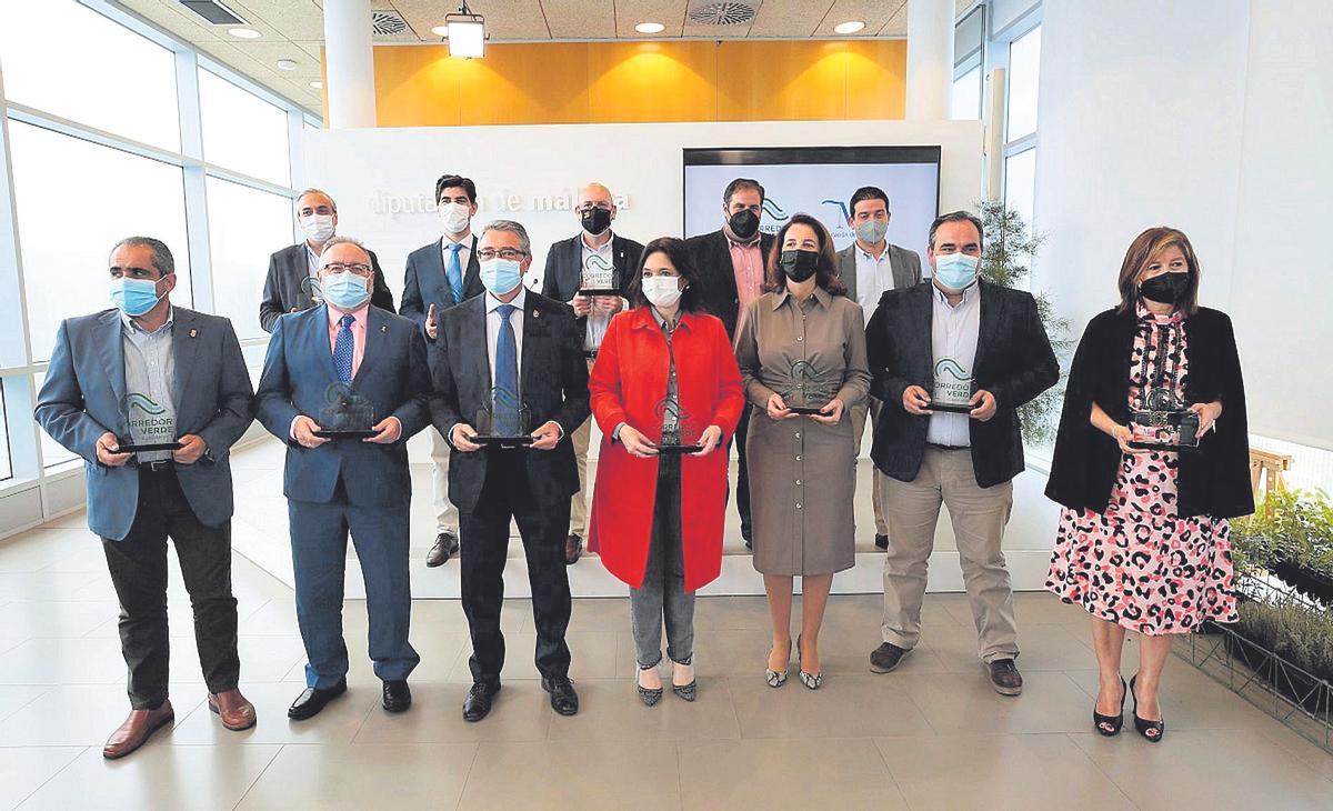 Foto de familia de alcaldes y representantes de la Diputación en la presentación del Corredor Verde del Guadalhorce.