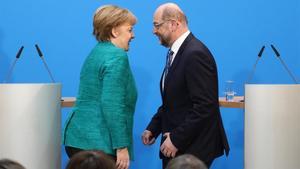 Angela Merkel y Martin Schulz, tras la rueda de prensa de presentación del acuerdo de gobierno, en Berlín.