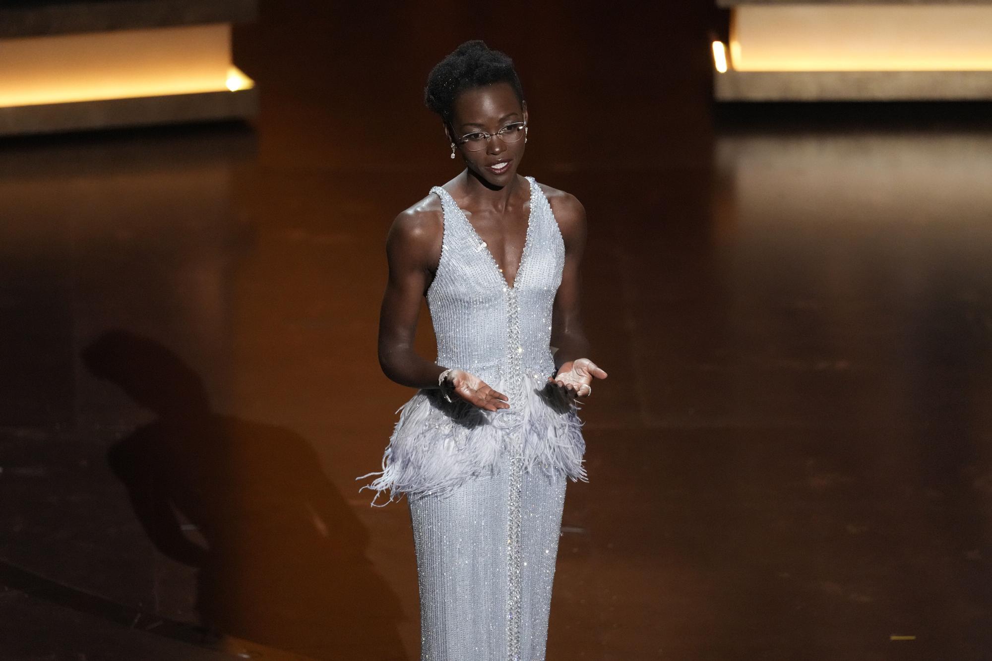 Lupita Nyong'o presents the award for best performance by an actress in a supporting role during the Oscars on Sunday, March 10, 2024, at the Dolby Theatre in Los Angeles. (AP Photo/Chris Pizzello) Associated Press/LaPresse Only Italy and Spain / EDITORIAL USE ONLY/ONLY ITALY AND SPAIN