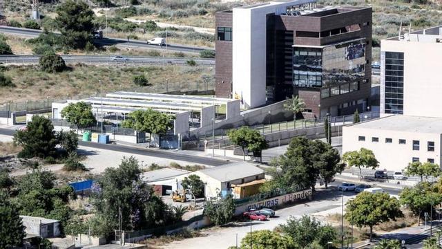 Abajo a la derecha, edificio del Invattur al lado del cual está previsto que se levante el nuevo Cdt de Benidorm. | DAVID REVENGA