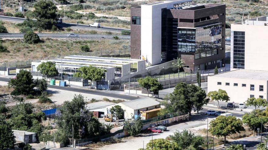 Abajo a la derecha, edificio del Invattur al lado del cual está previsto que se levante el nuevo Cdt de Benidorm. | DAVID REVENGA