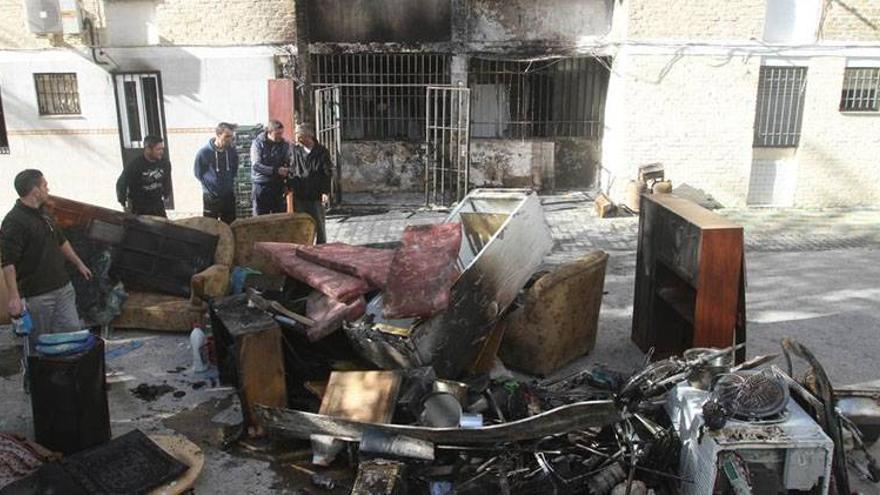 Cuatro intoxicados por inhalación de humos en un incendio en Córdoba