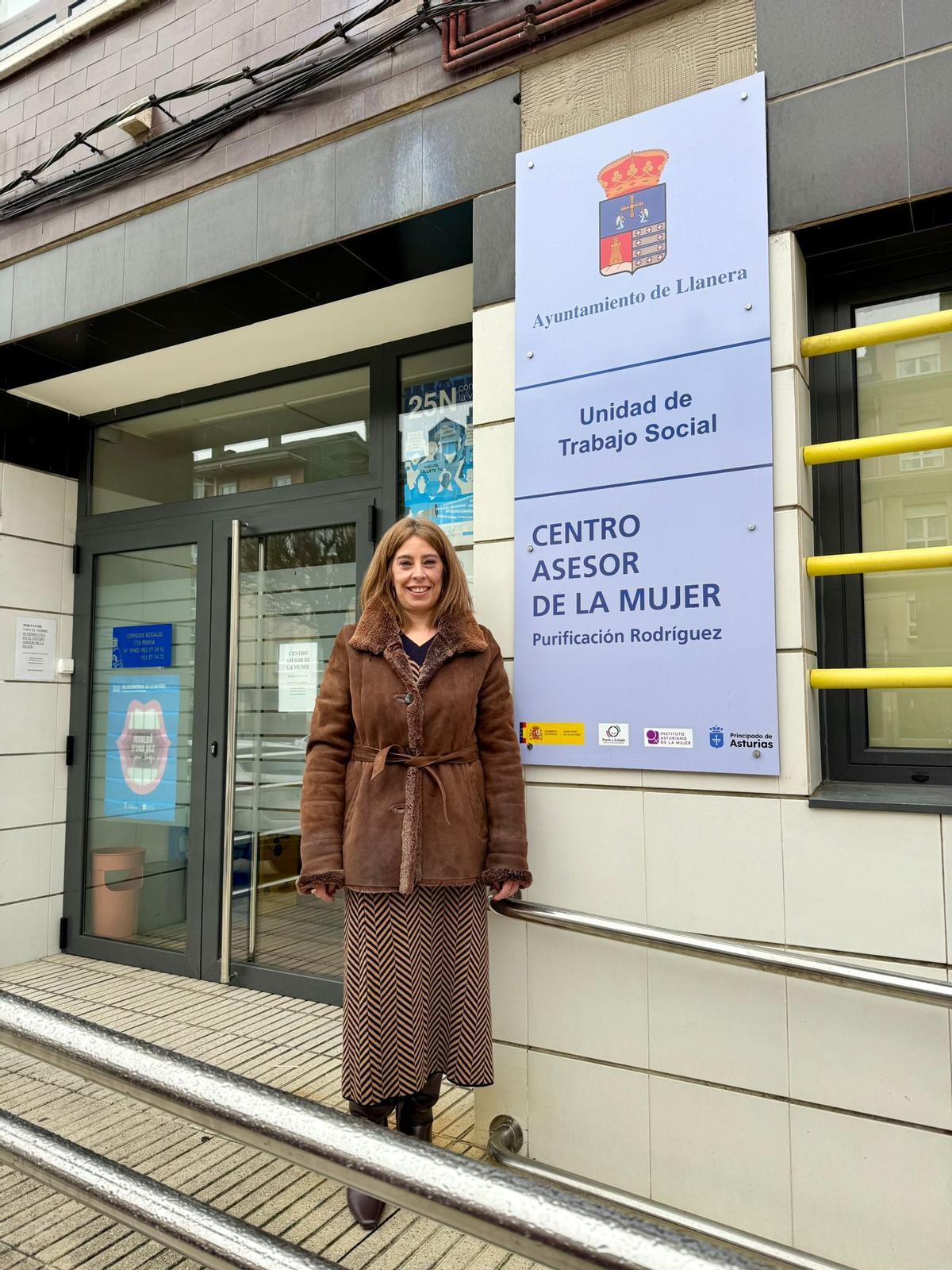 Nuria Niño, ante el Centro Asesor de la Mujer de Posada de Llanera