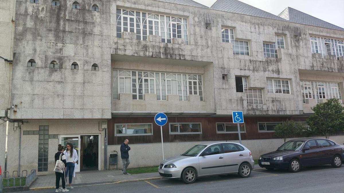 Fachada del centro médico de Ribeira.
