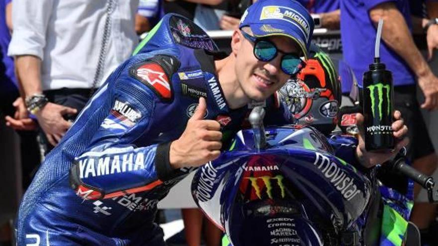 Viñales, amb la seva moto, un cop acabada la classificació i obtinguda la «pole» a Mugello.