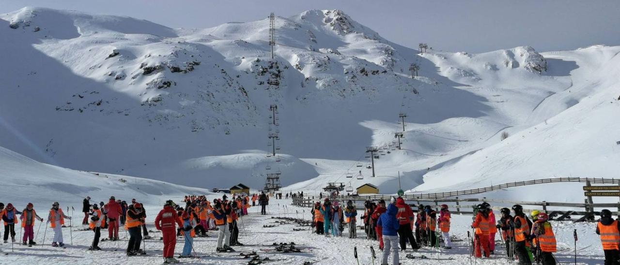 Alumnos de colegios asturianos participan en la Semana Blanca en Fuentes de Invierno. | A. V.