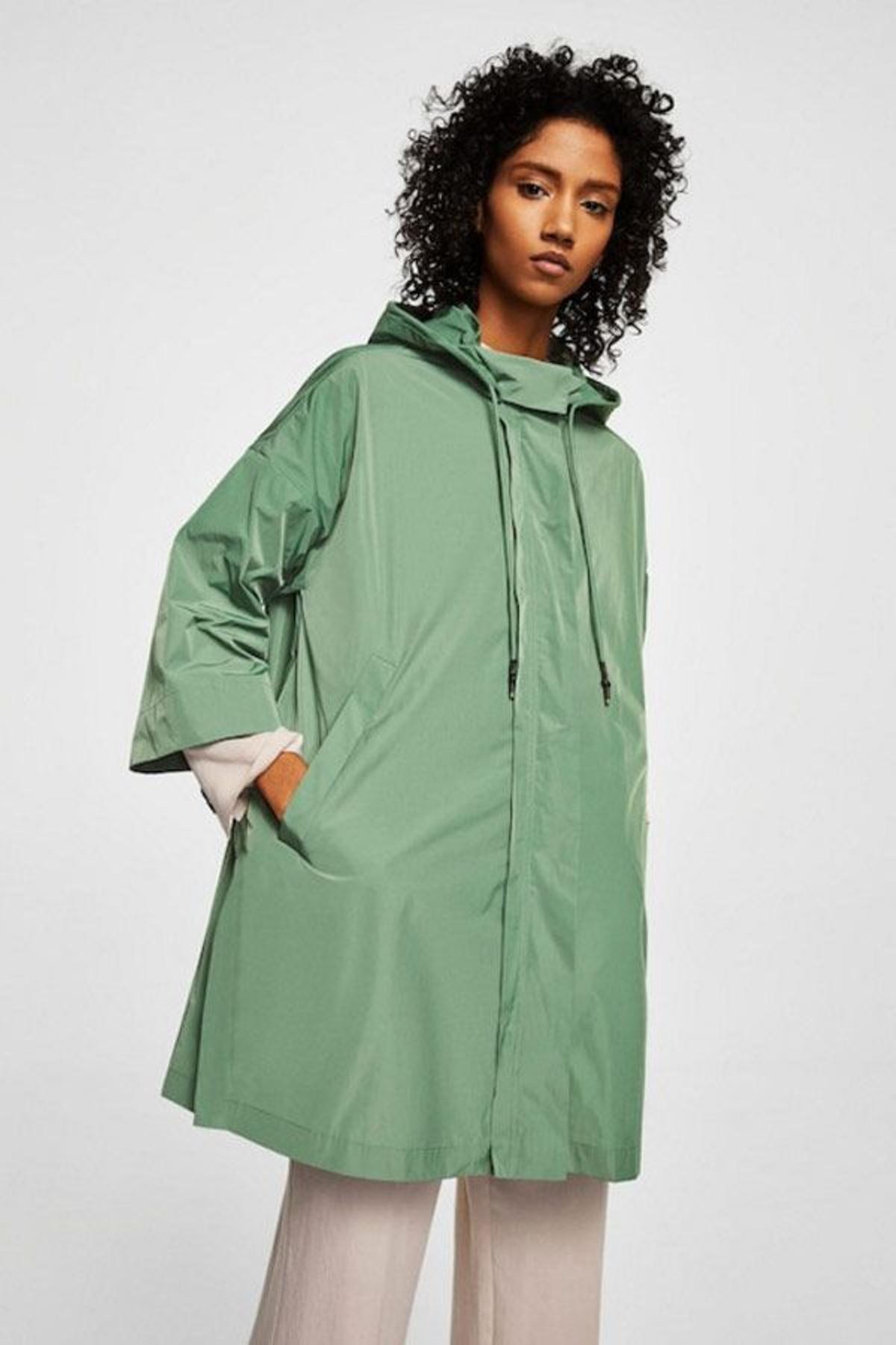 Imagen 2 de CHUBASQUERO CHAROL de Zara  Impermeable mujer, Impermeable con  capucha, Chubasquero