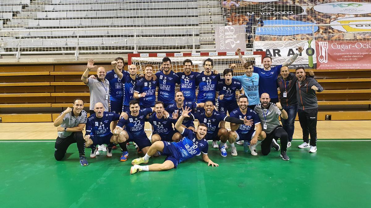 El BM Benidorm celebra su primer triunfo a domicilio