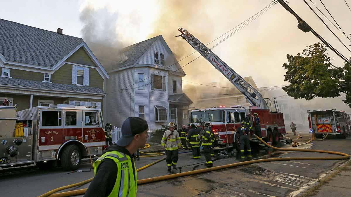 Al menos un muerto y 12 heridos tras múltiples explosiones de gas en viviendas de Massachusetts.