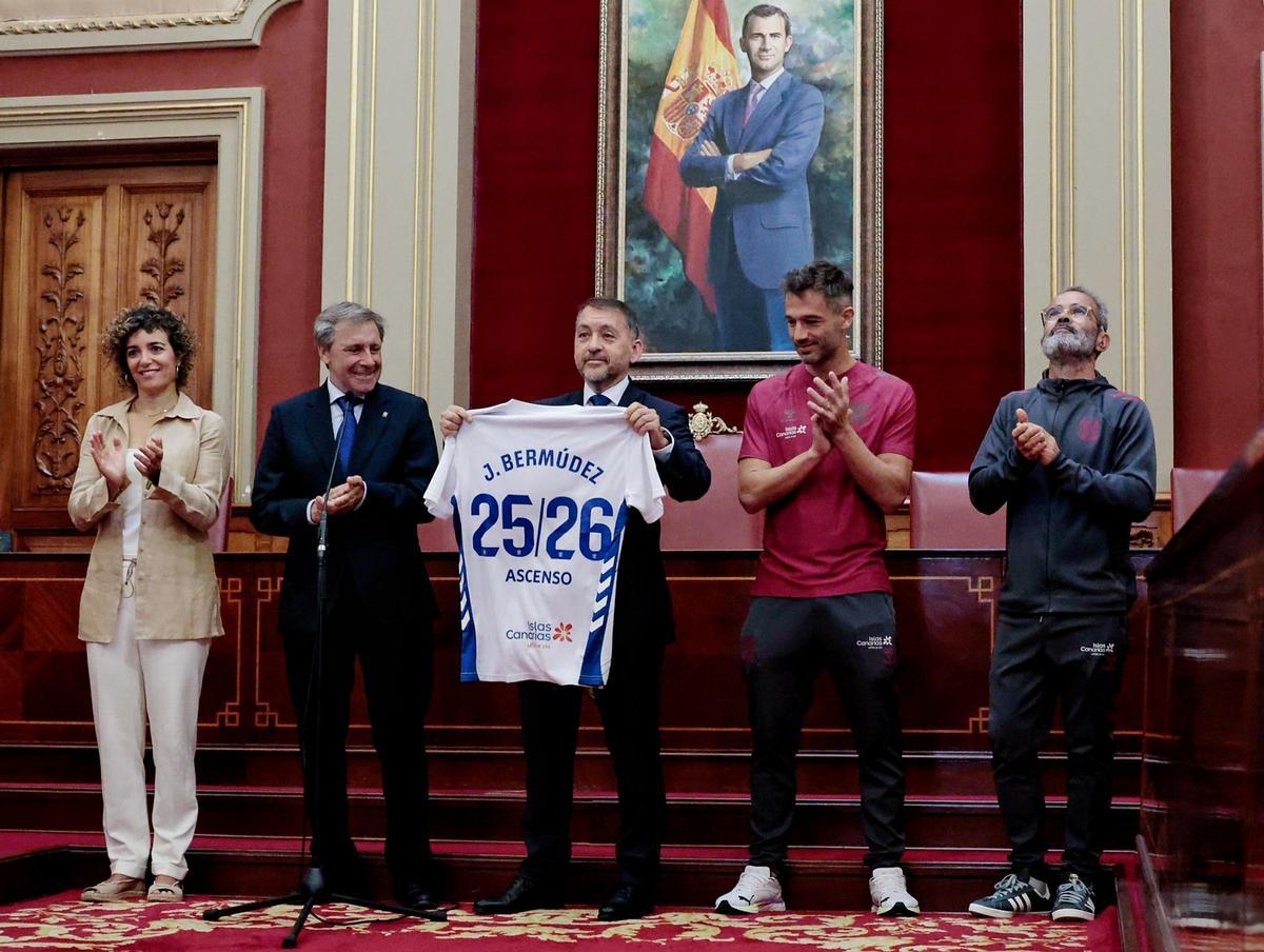 Así fue la visita institucional del CD Tenerife al Ayuntamiento de Santa Cruz