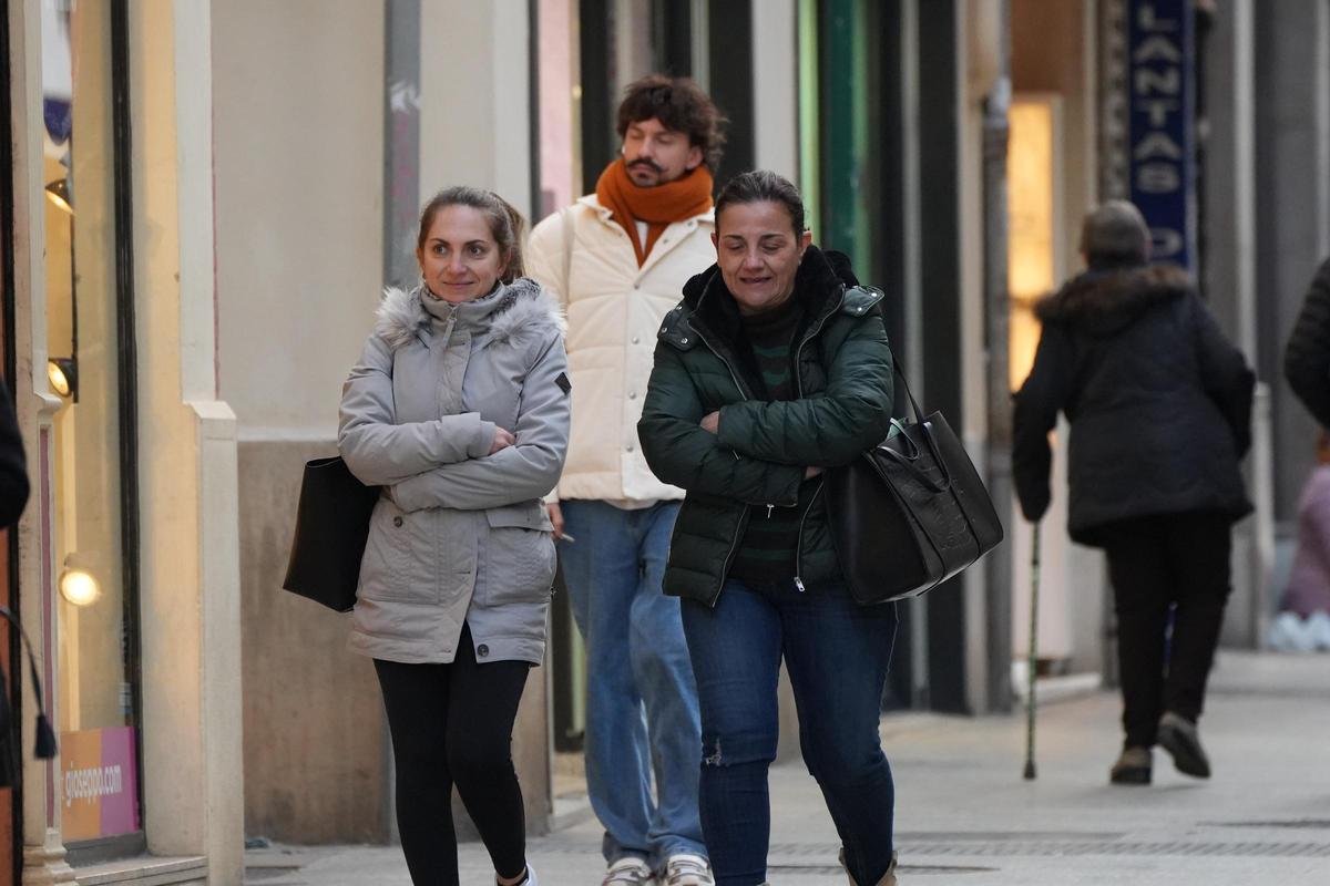 Los abrigos se han convertido en imprescindibles hasta en localidades costeras como Castelló.