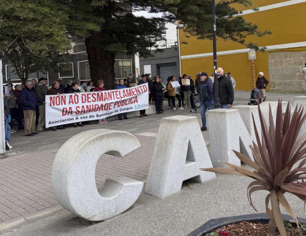 Concentración por la sanidad pública, ayer en Cangas. | G. NÚÑEZ