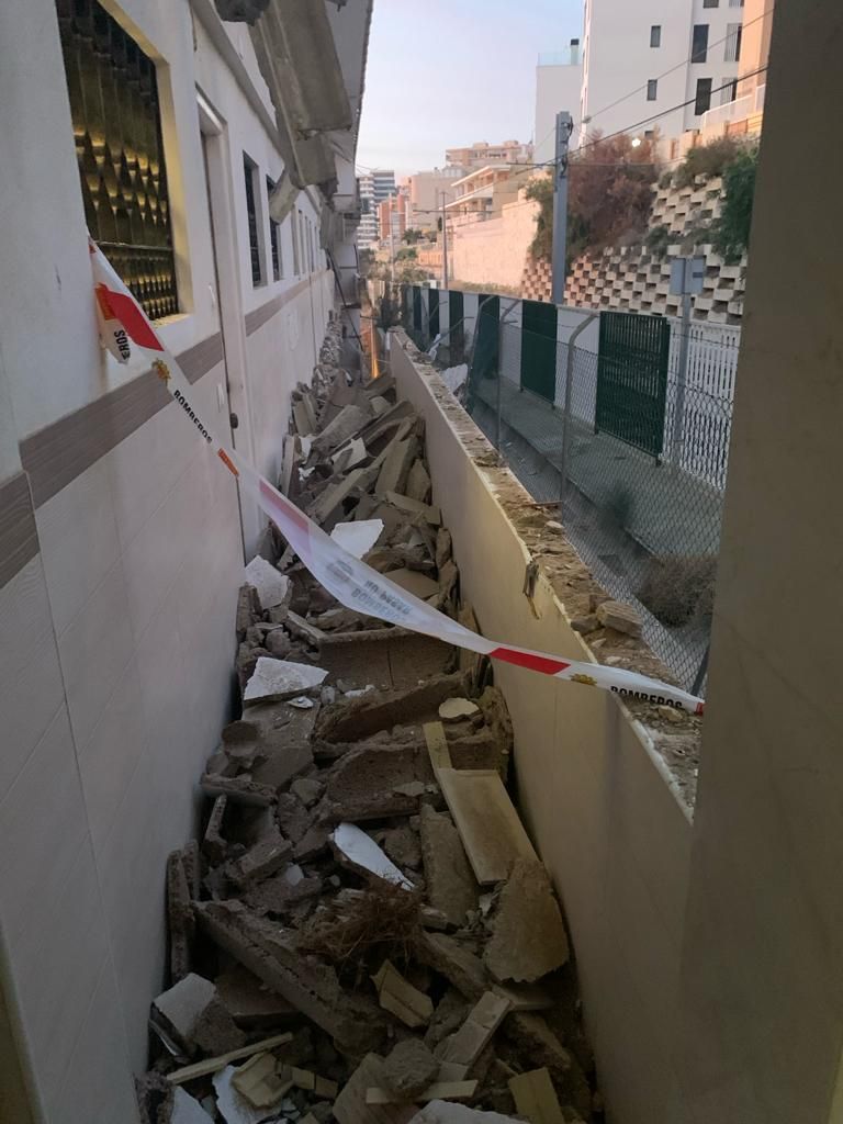 Susto en El Campello: cae el voladizo de un edificio