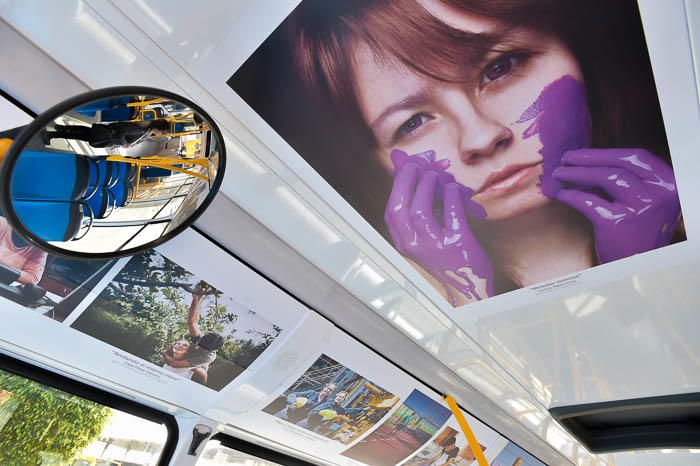 Exposición de igualdad a bordo de una guagua