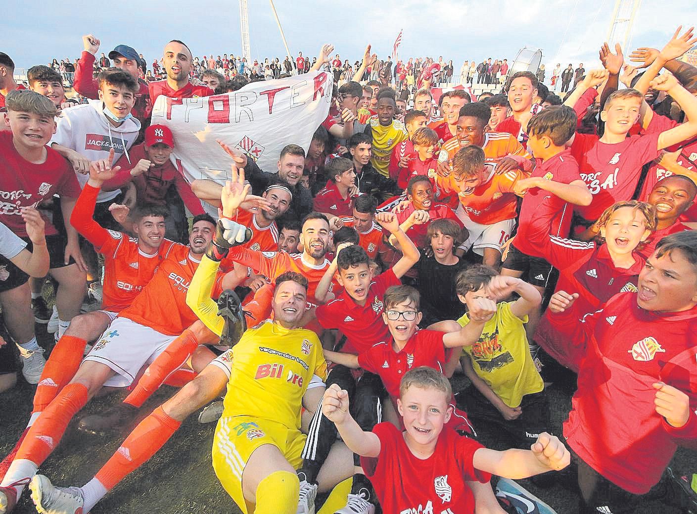 Els jugadors i aficionats blanc-i-vermells celebren una consecució inèdita al feu de l’Hospitalet