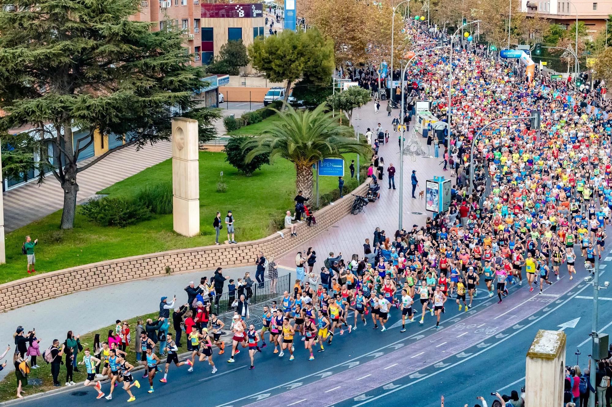 Cerca de 5.000 corredores toman Benidorm.