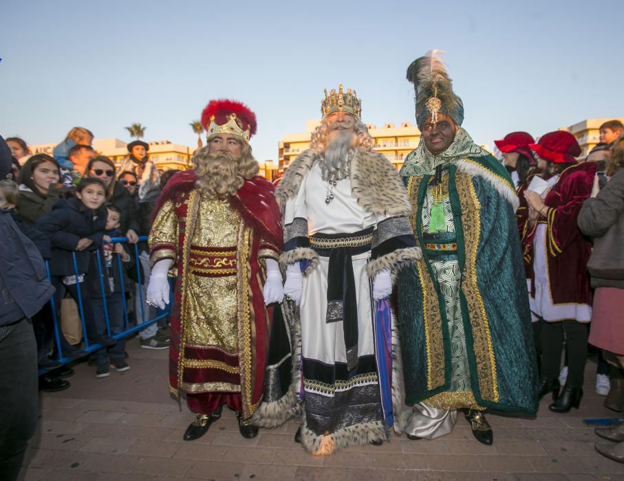 Los Reyes Magos reparten ilusión por la ciudad de Alicante.