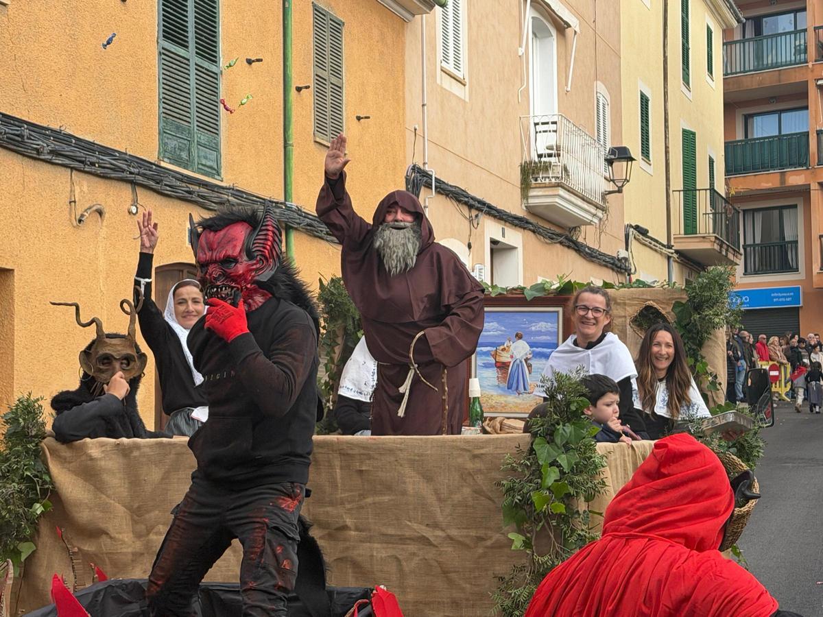 Los participantes recorrieron Andratx con ropas típicas, acompañados por dimonis, animales y numerosas monturas y carrozas.