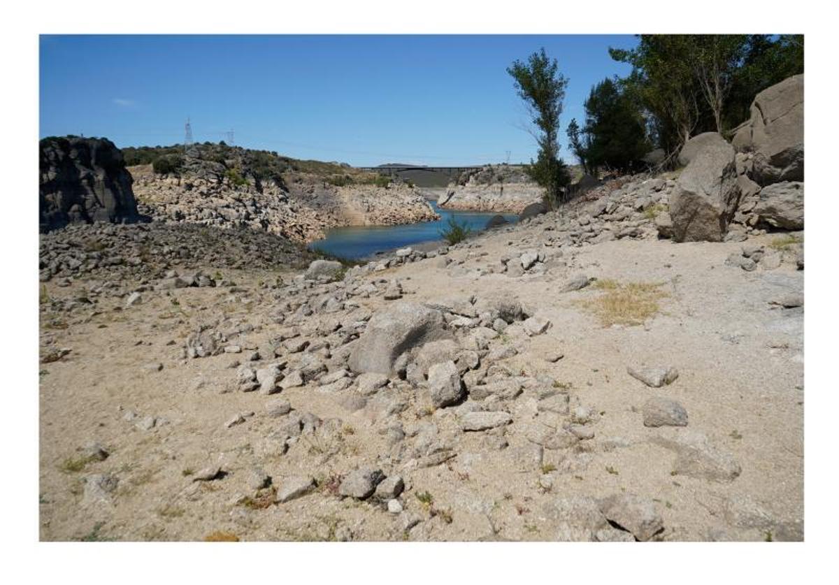 El embalse de Ricobayo, en Zamora, prácticamente seco por el vaciado de este verano, este 29 de agosto de 2021. 