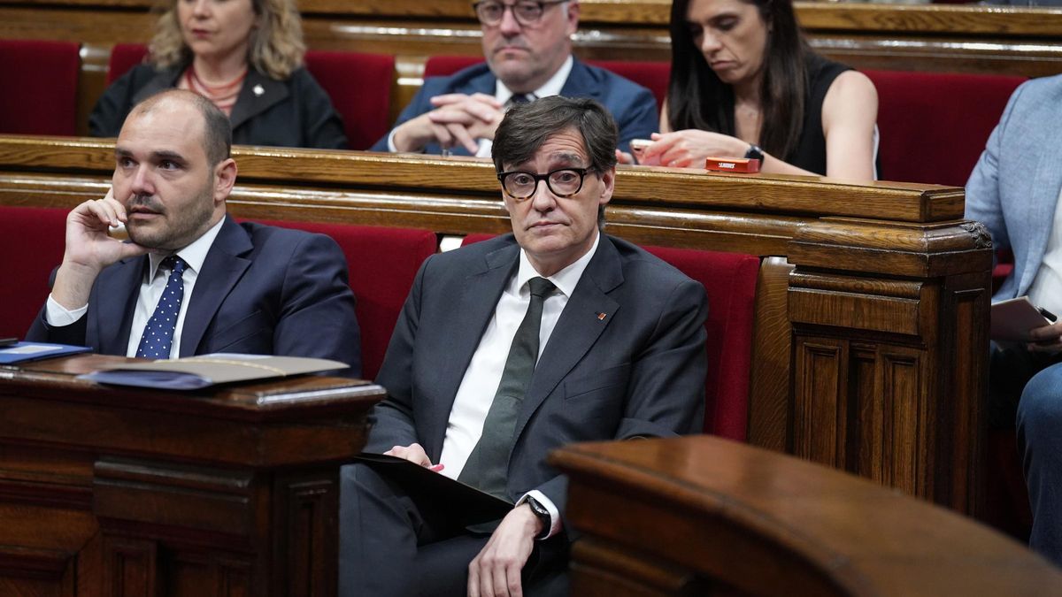 El conseller Dalmau y el president Illa el martes en el pleno del Parlament.