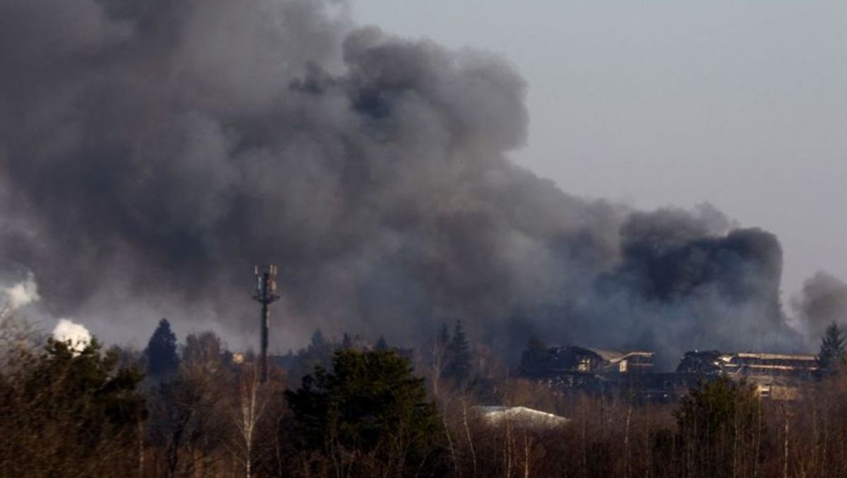 Una columna de humo se eleva desde las proximidades del aeropuerto de Lviv.
