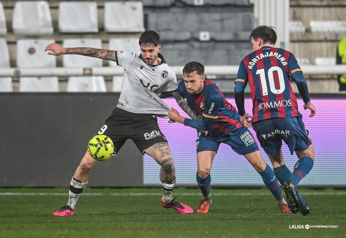 Carrillo y Kortajarena intentan frenar a Fer Niño en Burgos.