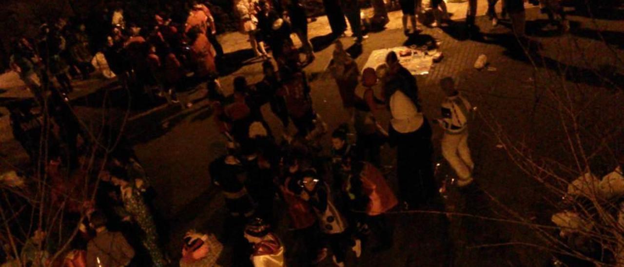 Jóvenes participando en un &quot;botellón&quot; en el barrio de La Villa, en Mieres, en una imagen de archivo.