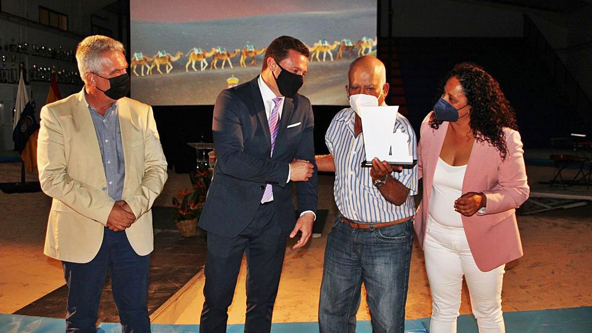 El alcalde de Yaiza entrega el reconocimientomunicipal al camellero retirado Gregorio Felipe. | | AYUNTAMIENTO DE YAIZA