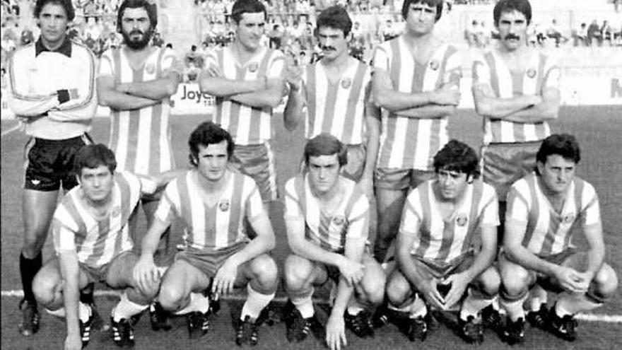 Subirats, el primer dels jugadors ajupits per la dreta, en un onze del Girona 78/79.