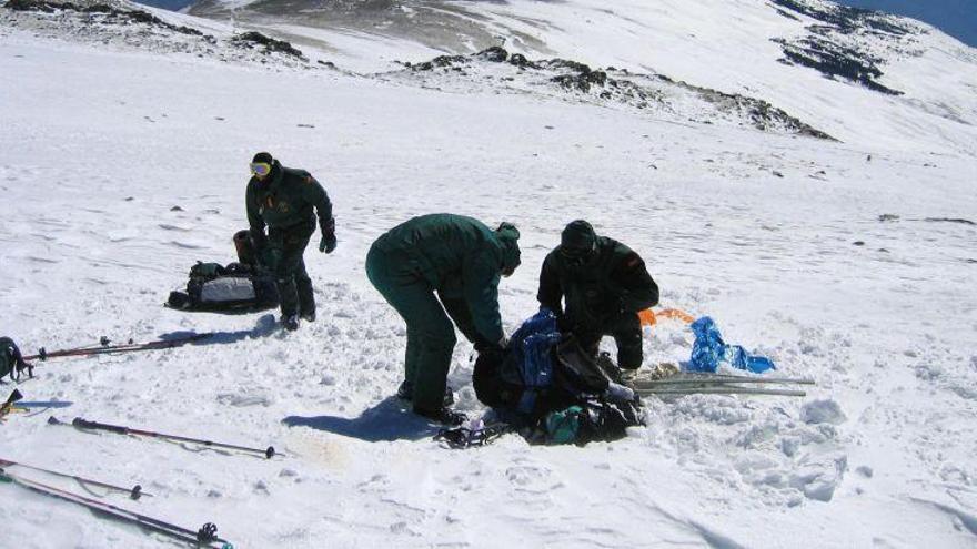 Muere un esquiador riojano al caer por un barranco fuera de pistas en el Pirineo oscense